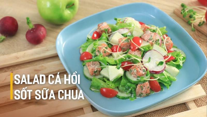 Miếng cá hồi phi lê tươi ngon với màu cam hồng rực rỡ, chuẩn bị cho các món cá hồi chế biến ngon